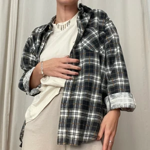 Grågrön flanellskjorta strl M - Flanellskjorta i grönt och mörkgrått, herrmodell strl M. Köpt vintage i Tokyo. Knappt använd av mig, felfritt skick. Säljer då den tyvärr inte kommer till användning 