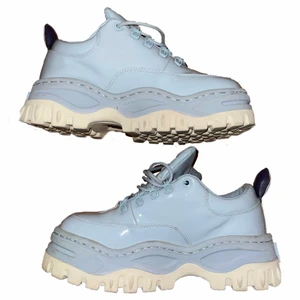 Eytys angel blå - Säljer mina eytys angel på grund av fel storlek😭 Skorna är bara använda en gång. Unik färg som inte säljs längre😍