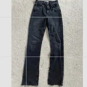 Säljer dessa skitsnygga svarta jeans med slit längs ner! Nyköpta och aldrig använda då de är för stora för mig. Är 170 och de är för långa för mig⚡️⚡️Modellen finns på zara men de svarta är slutsålda!!!