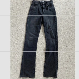 Svarta jeans zara - Säljer dessa skitsnygga svarta jeans med slit längs ner! Nyköpta och aldrig använda då de är för stora för mig. Är 170 och de är för långa för mig⚡️⚡️Modellen finns på zara men de svarta är slutsålda!!!