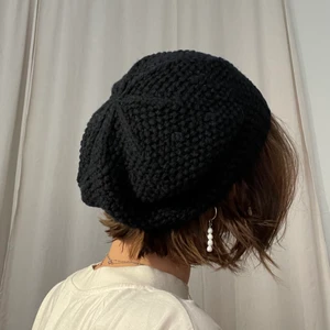 Stickad svart basker - Stickad svart basker av märket Mercuryduo köpt i Tokyo. Nyskick, aldrig använd, fin. Är mjuk och stretchig och ”säckig” som den ska va, men sitter ändå åt runt huvudet. Hoppas på att någon annan kan ta hand om och älska denna mysiga mössa.