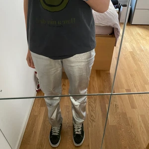 Silvriga zara byxor - Säljer mina älskade silvriga zara byxor som är så coola. Köpta förra hösten och säljs inte längre. Köpta för 400kr säljer för 200kr💞 I storlek S💙 Skriv vid intresse🥰