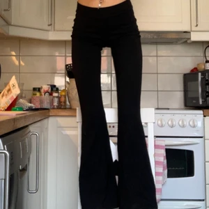 Svarta utsvängda byxor  - Bra skick knappt använda, jätte sköna
