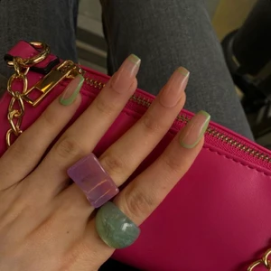 Plast ringar  - Så fina ringar helt nya! Säljer pga att jag har för många. Kan göra paketpris vid köp av många 🤍 kan mötas i Stockholm!