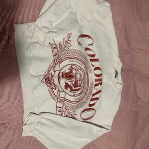 Tjocktröja  - En fin tjocktröja med ett coolt märke, väldigt skön och passar till allt! Skriv för fler bilder