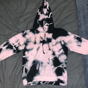 Svart/ljusrosa hoodie. Storlek 34/XS - Fint skick med ett skönt och stretchigt material. Luftigt material. oanvänd, Säljes pga för liten. Köparen betalar frakten. Betalas via swish.