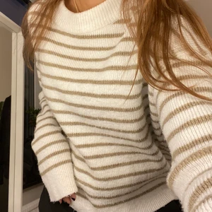 Stickad randig tröja  - Säljer denna super sköna och snygga tröjan. Den är från NA-KD i en storlek xxs men passar även en xs/s vilket jag är. Alltså lite oversized i storleken och i bra sick. Hör gärna av dig vid frågor. Frakt tillkommer 66kr 🥰😇 