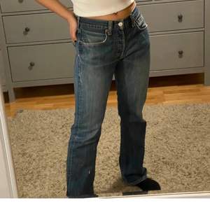 Säljer dessa sjukt snygga och trendiga jeans. Dom är i jätte bra skick. Lågmidjade i modellen 501, formar sig extremt bra efter kroppen!💗(bilderna är lånade)