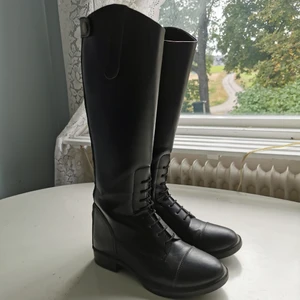 Oanvända ridstövlar !  - Fina ridstövlar! Endast använda en gång! Säljs pga för små. Storlek 36. Kan skickas :) 