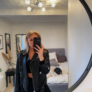 Skinnjacka  - Säljer min superfina skinnjacka i storlek 38, men skulle mer säga att det är en 36/38! Sitter superfint på❣️ 