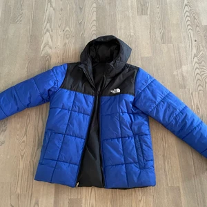 Blå North face jacka! - !!sänkt pris!! Pris kan även vara diskuterbart!!❤️ Säljer min älskade north face puffer jacka i storlek junior xl. Passar mig som har s lite oversized. Den går även att vända ut och in för att få den svart som man ser på bild nummer tre. Använd sparsamt förra vintern, som ny. Möts gärna upp i Stockholm eller fraktar. Bjuder på frakten☺️  Först till kvarn! Har ni frågor eller vill se fler bilder skriv gärna!❤️