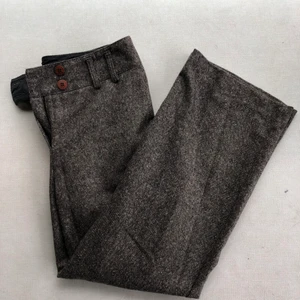 Kostymbyxor  - Varma bruna lågmidjade kostymbyxor som tyvärr är för korta på mig