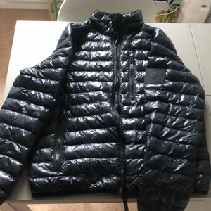 Peak performance Jacka  - Peak performance jacka, nyskick, köpt förra vintern, knappt använd. Storlek L men ganska liten i storleken så går utmärkt för dig med storlek M också!