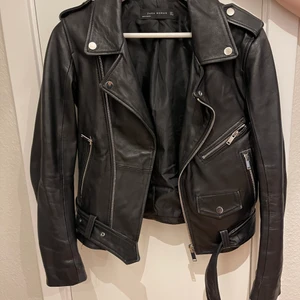 Zara skinnjacka i riktigt läder  - Skinnjacka i riktigt läder från zara! Använd men i mycket gott skick. Storlek S 