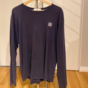 Stone Island Longsleeve - En mörkblå longsleeve från Stone Island. Små hål på nedre delen av baksidan (syns ej vid användning.) Swish bara.