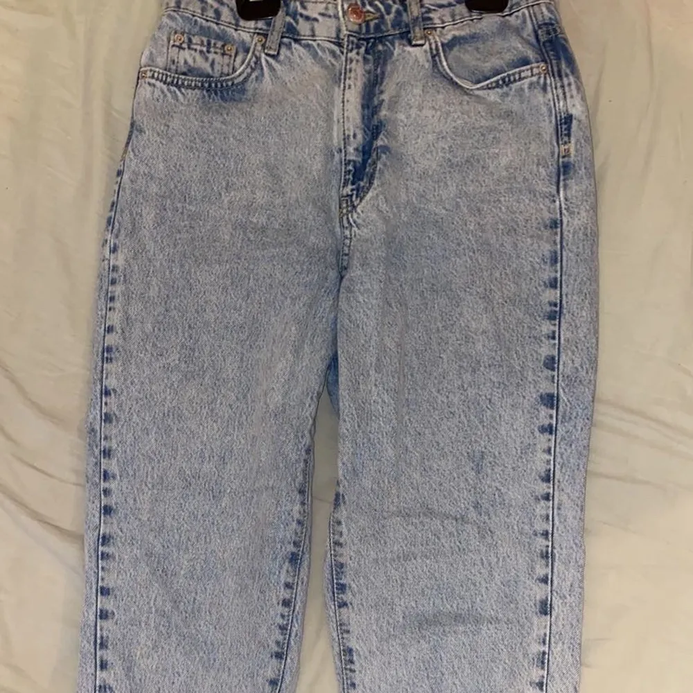 Mom jeans från Gina tricot som jag inte tror säljs längre! Storlek 36. Jeans & Byxor.