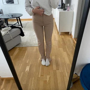 Kostymbyxor  - Kostymbyxa i beige. Sitter som en smäck på en och man får jättefina former i dem. Säljes pga att de aldrig kommer till användning 
