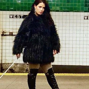 Fusk pälsjacka i svart - Superfin fuskpälsjacka i svart inköpt på Buffalo Exchange i New York. knäppning i fram och går en bit ner på benen:)