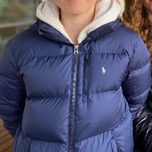 ralph lauren jacka!! 💙 - säljs för 499 kr + frakt! (skickar absolut mer bilder på hur den sitter på) nypris är ca 1500 