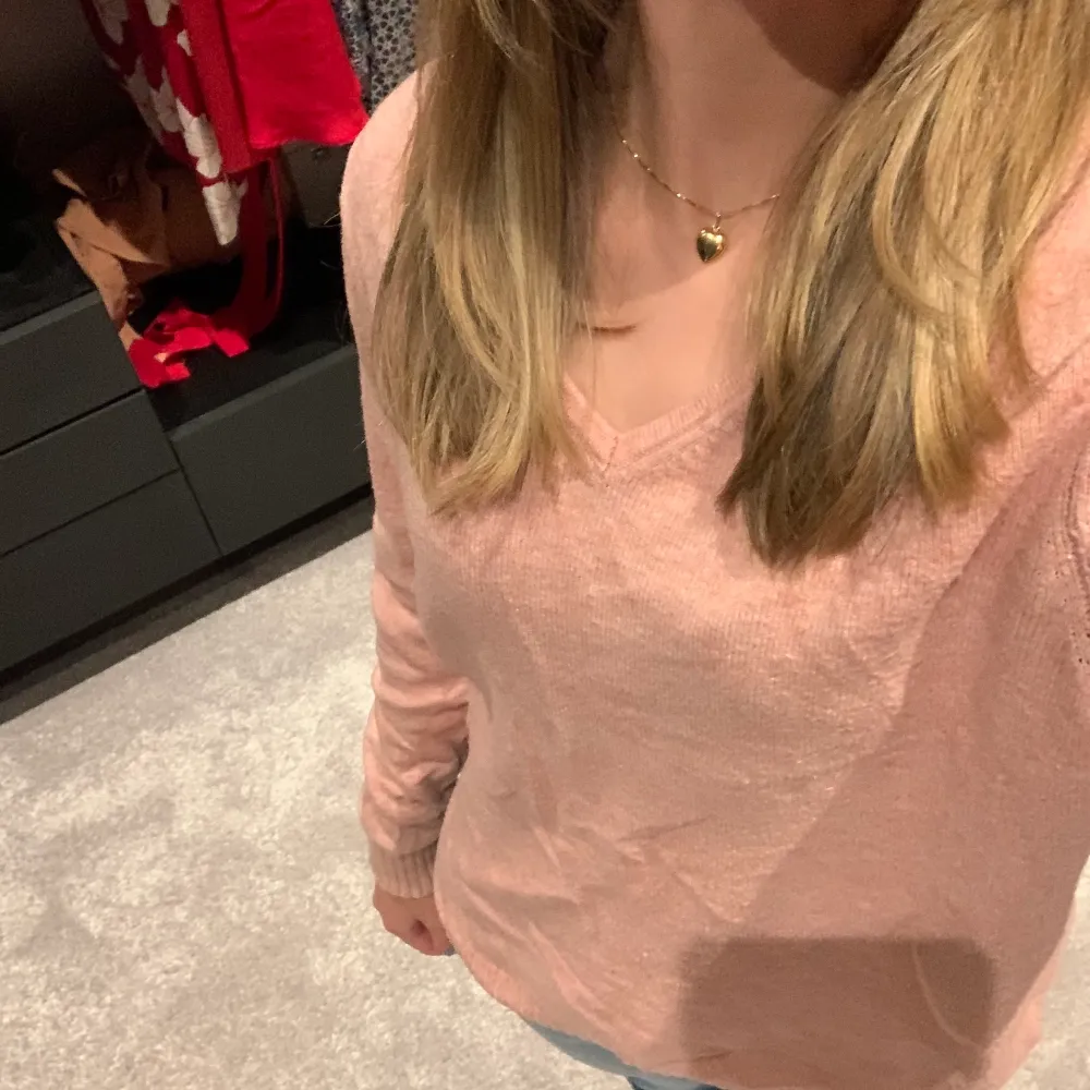 Rosa tjock tröja v neck från Vera Moda i bra kvalitet💕säljes för 200kr köp direkt för 300kr+frakt💕. Tröjor & Koftor.