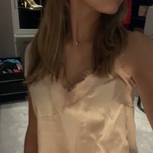 Rosa siden linne🤍 - Super söt linne från forever 21 köpes i london🤍säljes för 150+frakt 