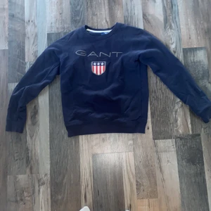 Gant tröja, storlek är xs passar även s - I bra skick använt fåtal gånger, säljer för 100 kr priset kan diskuteras 