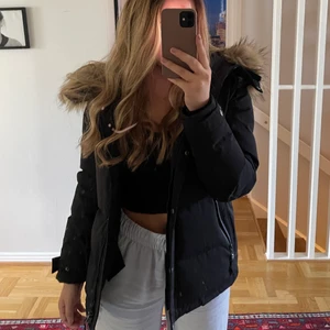 Hollies jacka  - Säljer min super fina hollies jacka som är i nyskick och köpt ca 4500kr men säljer gör endast 2100kr . Det finns inga märken eller problem med jackan. Den är i storlek 36 och är sjukt snygg, varm och bekväm. Den har även inne fickor vilket jag tycker är ett plus. Om ni har frågor eller annat så får ni gärna höra av er.