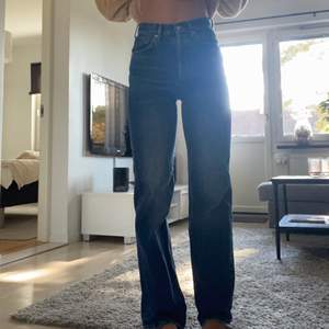 High waisted jeans från mango. Fin blå färg💙 jag är 175 cm.  jag betalar frakt
