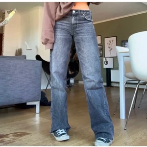 Mid rise jeans från Zara - ‼️ Säljer dessa populära mid rise jeans från zara. Skit snygga verkligen men är tyvärr för stora för mig… skulle kunna tänka mig att byta ut mot ett par likadana fast i storlek 32💗 säljer de för 350kr men om fler är intresserade blir det budgivning. Skriv för mått eller fler bilder.💗Om de är för långa går det bara att klippa till den längd du vill ha💕 (lånad bild)