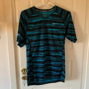 Nike T-shirt strl S - En helt oanvänd träningstopp från Nike i storlek S. Betalning endast med Swish. Jag står inte för frakt eller postens slarv🥰