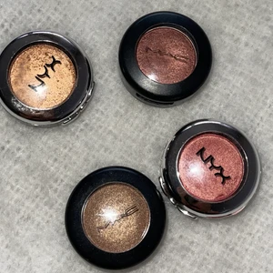 MAC ögonskuggor  - Hej! Jag säljer 4 oanvända ögonskuggor i guldiga/bruna/rosa nyanser 💕 Endast swatchade (se bilderna). 2 från MAC, 2 från NYX. Värde: 540 kr. Jag säljer alla 4 för: 80 kr. 💘💕💖💝
