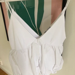 Zara topp - Säljer denna populära toppen från zara! Superfint skick då den knappt är använd. Storlek M men skulle passa S eller L också! Tar bud från 150 eller köp direkt för 300!💕