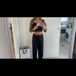 Zara topp - jättefin slutsåld zara topp köpt för 1,5 år sedan. säljer för att den inte kommer till användning. kom privat vid frågor!!