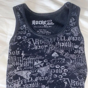 Coolt linne -  ⚠️ DÅ FLER INTRESSERADE BUDA⚠️ Säljer detta sjuukt coola linne köpt här på plick, säljs på grund av att det ej kommer till använding. Sitter tajt då det är i barnstorlek men passar perfekt på mig som är i storlek xs. 75kr plus frakt💞