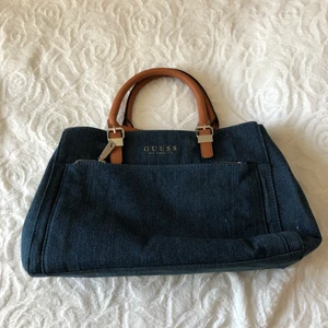 Väska från guess  - Väska köpt på Guess, helt ny utan några tecken på användning. Kan skickas mot porto! 🦋 (kolla gärna in den matchande klänningen från guess)