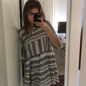 Cool strandklänning😇😇 - En strandkläning som funkar på stranden men även på en middag. I svart och vitt.