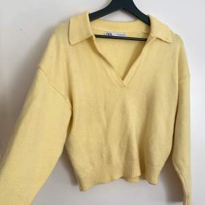 Skit snygg populär tröja från zara som inte finns att köpa längre, kommer tyvärr inte till användning längre!🥰🥰 budet just nu : 350