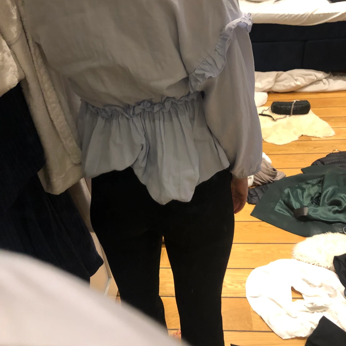 V ringad volang blus - 90