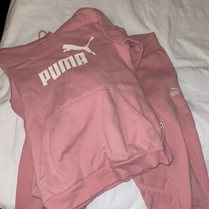 Puma mjukisdress - Mjukisdress som är använd fåtal gånger. Tröjan är S och byxorna är M