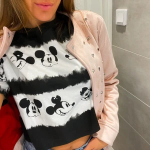 Puderrosa Mockajacka med silver nitar - Använd endast en gång. Puderrosa suede material, med silvriga detaljer. Superfin och unik jacka 🌸