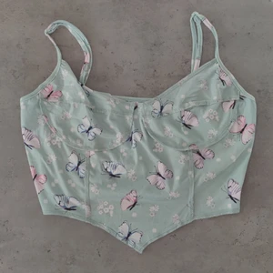 Superfint linne strl M - Ett linne som tyvärr blev för litet för mig, storlek M men skulle nog säga att det mer är S. Jättegulligt och passar nog till det mesta då det både är simpelt och sticker ut. Endast testat. 70kr eller bud