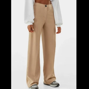 Kostymbyxor  - Ett par beiga kostymbyxor från Bershka. Aldrig använda förutom när jag skulle testa dem. Passade bra förutom att de var ca 10 cm för långa (är 160 cm lång). 