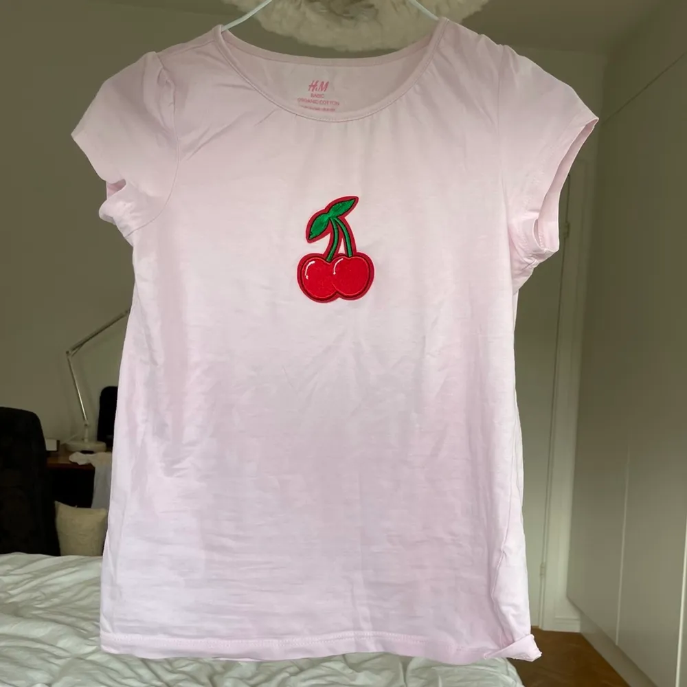 Cherry remade top♻️ Storlek XS-S▫️Gott second hand skick ▫️info på bild 2 ▫️. T-shirts.