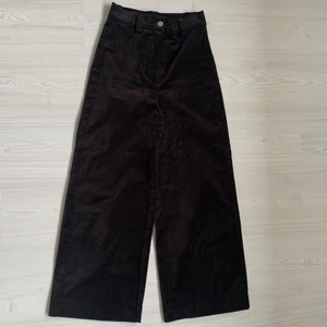 Korta vida byxor - Säljer dessa supersnygga släta manchesterbyxor från weekday med vida korta ben🧡köpta för ganska länge sedan så går inte att få tag på🧡sparsamt använda. Stl 34. Nypris 500, mitt pris 100 + frakt, samfraktar gärna🧡🧡