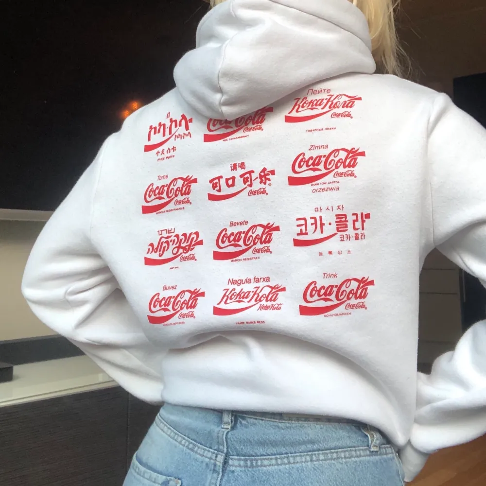 Hoodie från HM x Coca cola, Strl. XS. 🤍 150 kr 🤍 Kan mötas gratis i Sthlm eller så betalar köparen frakt 🤝 . Tröjor & Koftor.