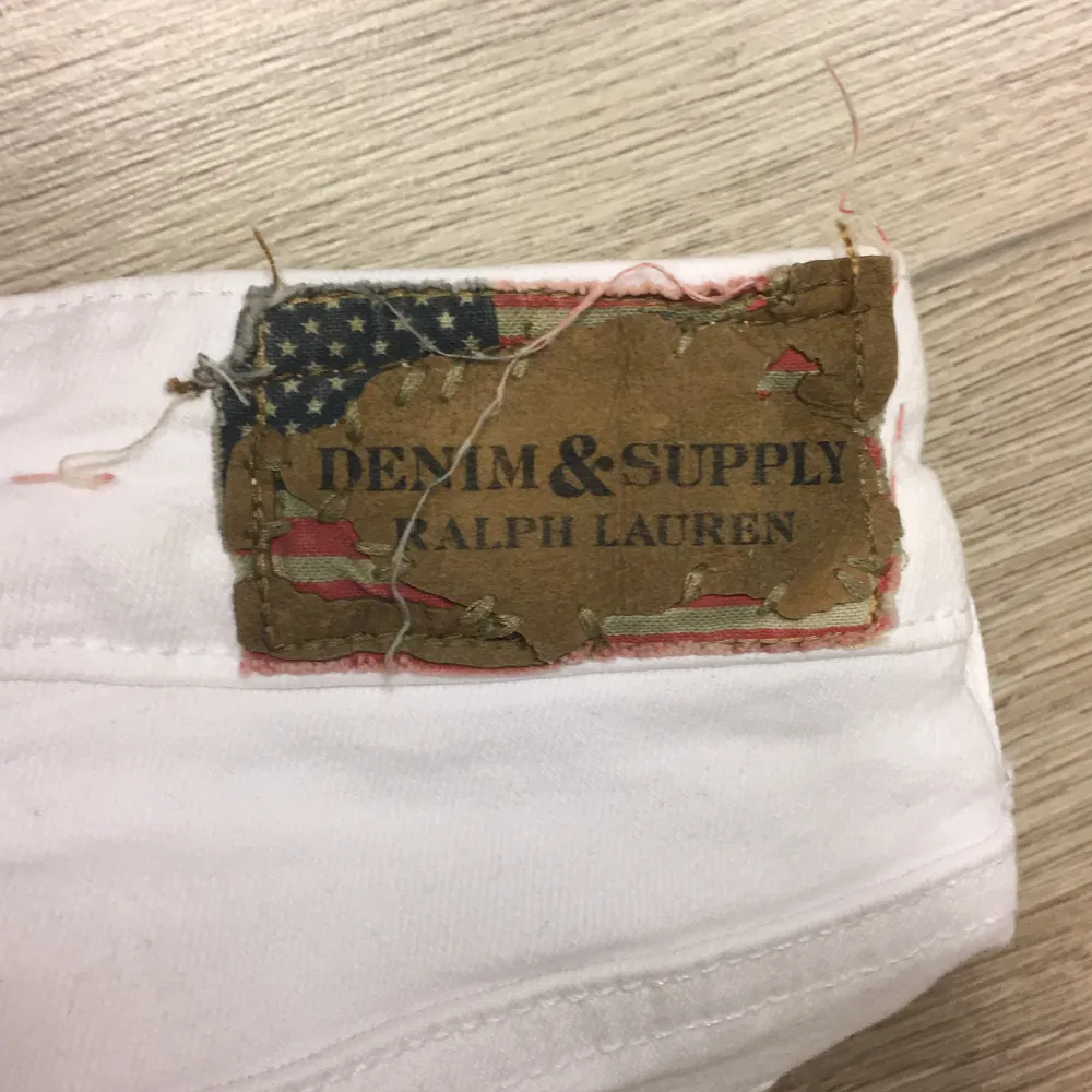 Vita Ralph lauren jeans som e lågmidjade, väldigt fina! Rensar mina jeans och har flera vita. Får fin rumpa i dom och passar dig som har smalare lår <3 de är väldigt långa så passar dig som är mellan 168-173 om man inte föredrar längre byxor förstås. Man kan vika upp dom. . Jeans & Byxor.