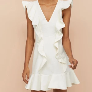 KLÄNNING HM - Säljer nu denna superfina klänningen från hm. Kan såklart skicka flera bilder, ryggen är lite mer öppen än en vanlig klänning💖