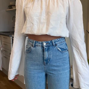Straight jeans blå - Sjukt snygga basis jeans från Pull and bear,  straight leg i en urtvättad blå färg. Detaljer i ändarna med slitningar. Passar någon som är 165 cm lång 