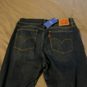 Levis bootcut jeans i strl 36 - Jätte snygga jeans som är köpta från sellpy! Tyvär så har dom aldrig kommit till andvändning pågrund av att dom var  förstora😕 skulle säga att dom är baggy/bootcut och är strl 36 Alltså S-M. Köpare står för frakten 