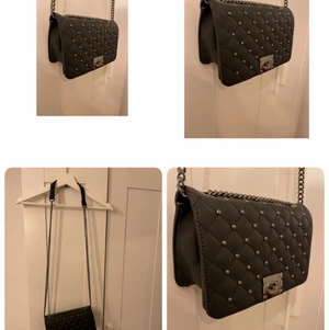 Axelremsväska  - Svart axelremsväska | väldigt fint skick , knappt använd!  | betalas med Swish! |  Skicka ett meddelande ifall de är nått du undrar! 